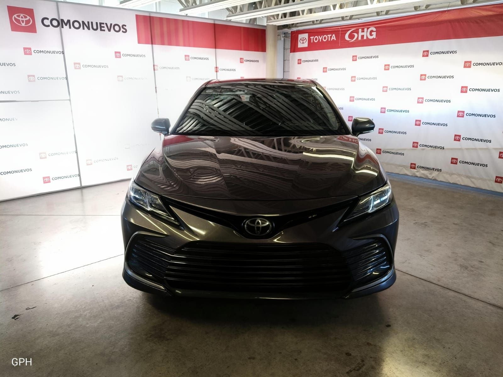 2024 Toyota Camry 2.5 Le At in Gris — front three-quarter view