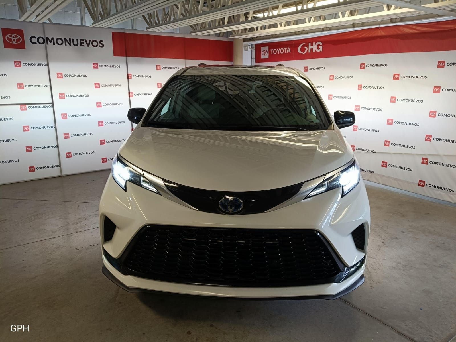 2024 Toyota Sienna 2.5 Xse Hev At in Blanco — front three-quarter view