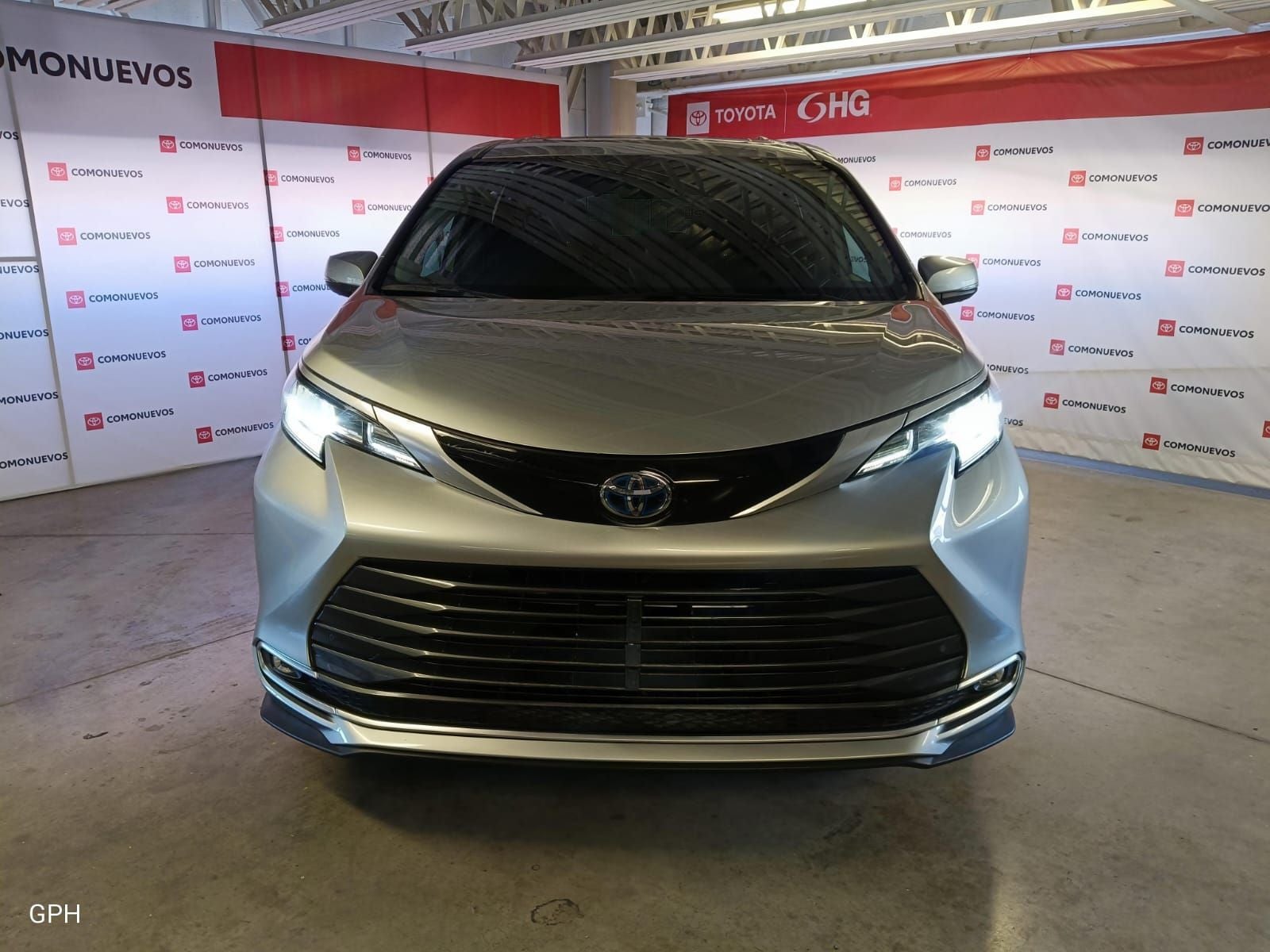 2023 Toyota Sienna 2.5 Limited Hibrido At in Plateado — front three-quarter view
