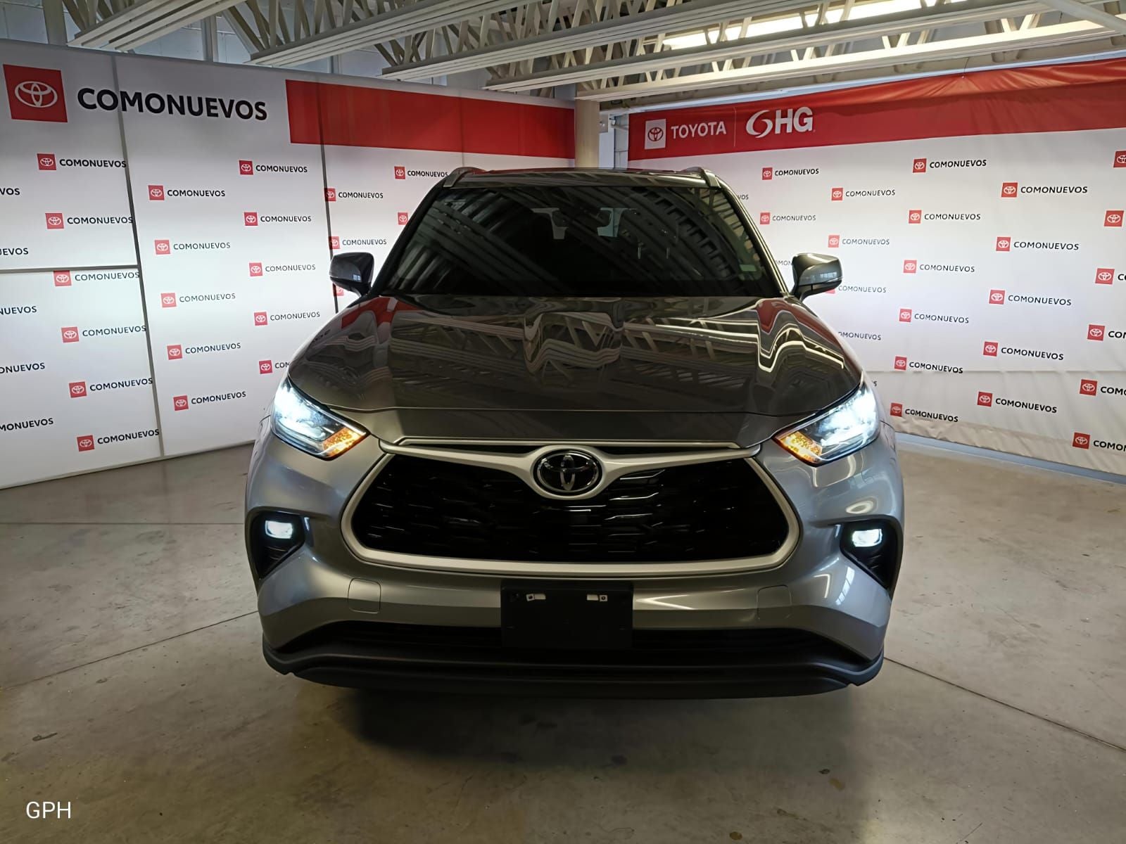 2026 Toyota Highlander 2.5 Xle Hev At in Gris — front three-quarter view