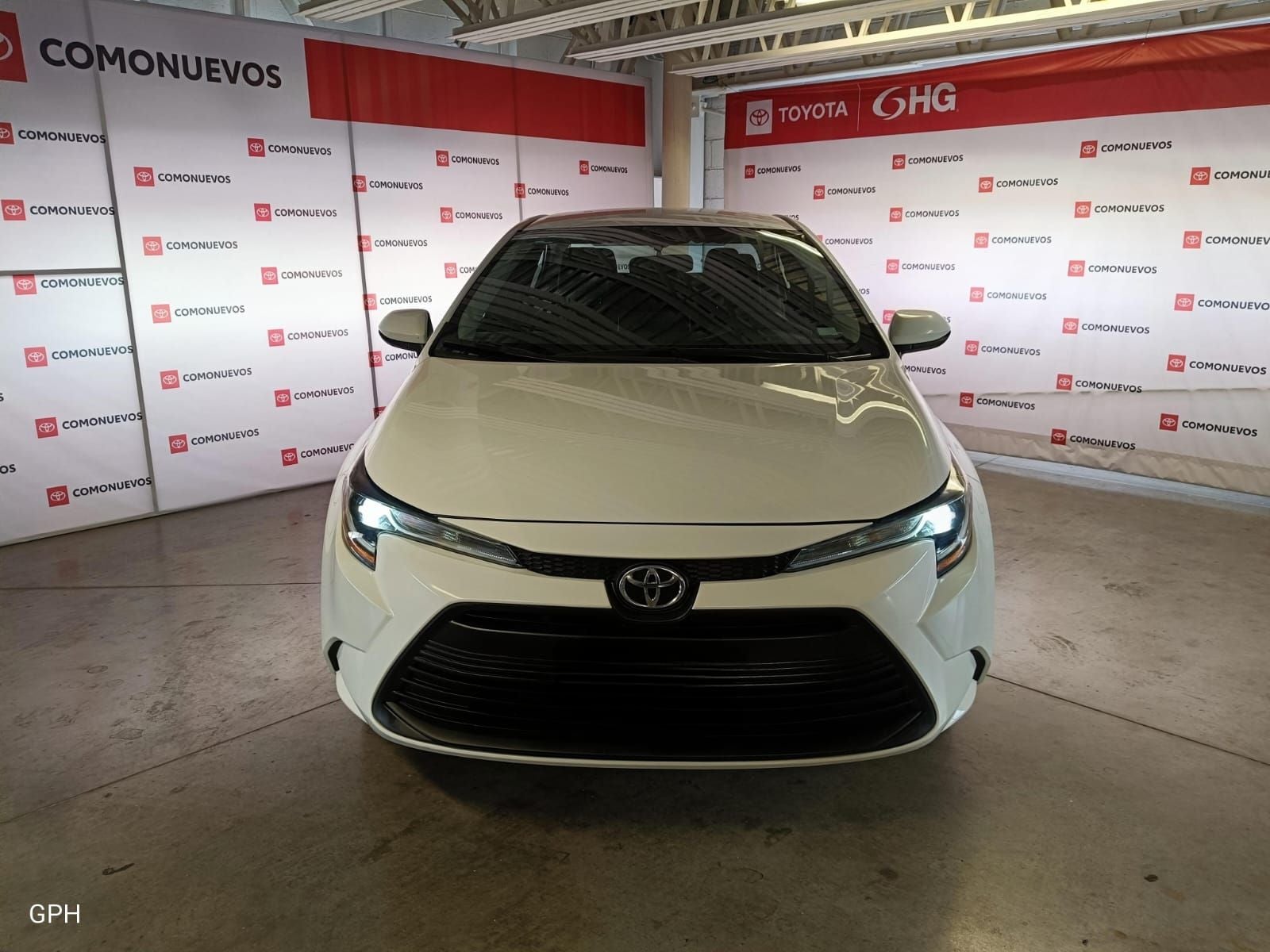 2023 Toyota Corolla 1.8 Base At in Plateado — front three-quarter view