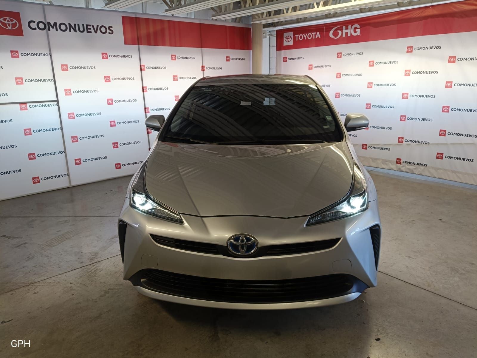 2021 Toyota Prius 1.8 Base Hibrido Cvt in Plateado — front three-quarter view