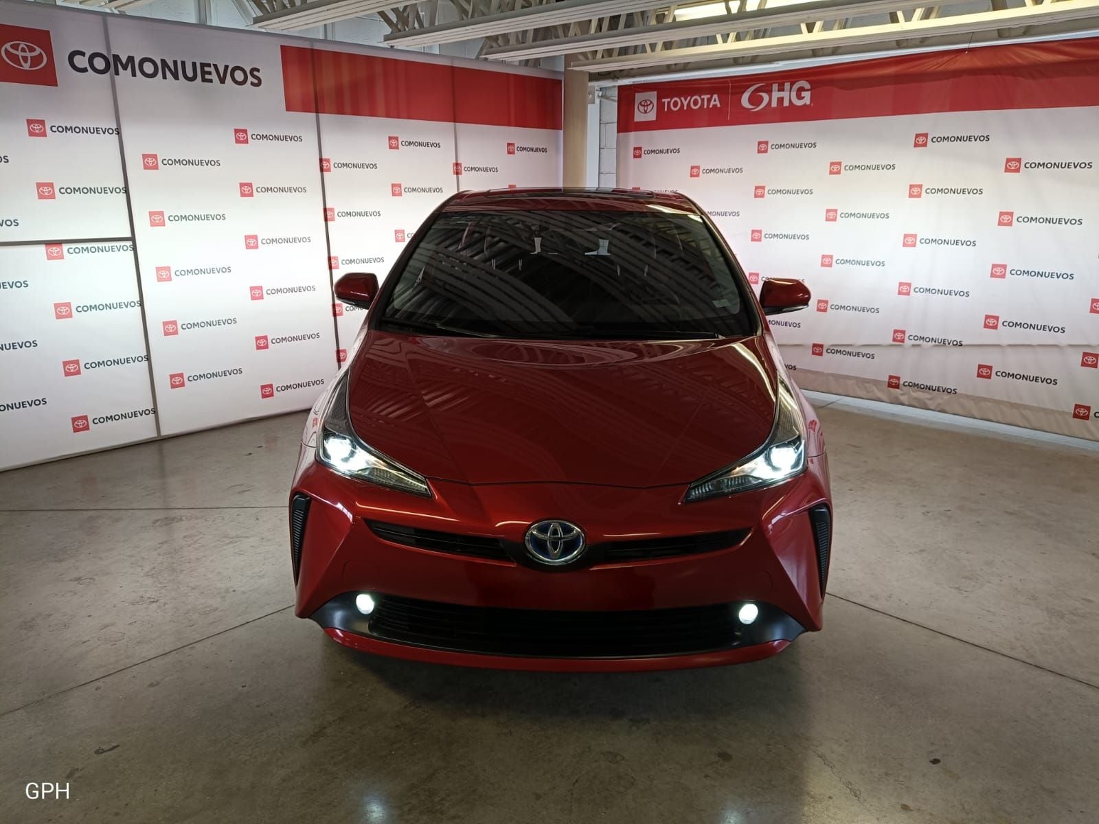2022 Toyota Prius 1.8 Premium Hibrido At in Rojo — front three-quarter view