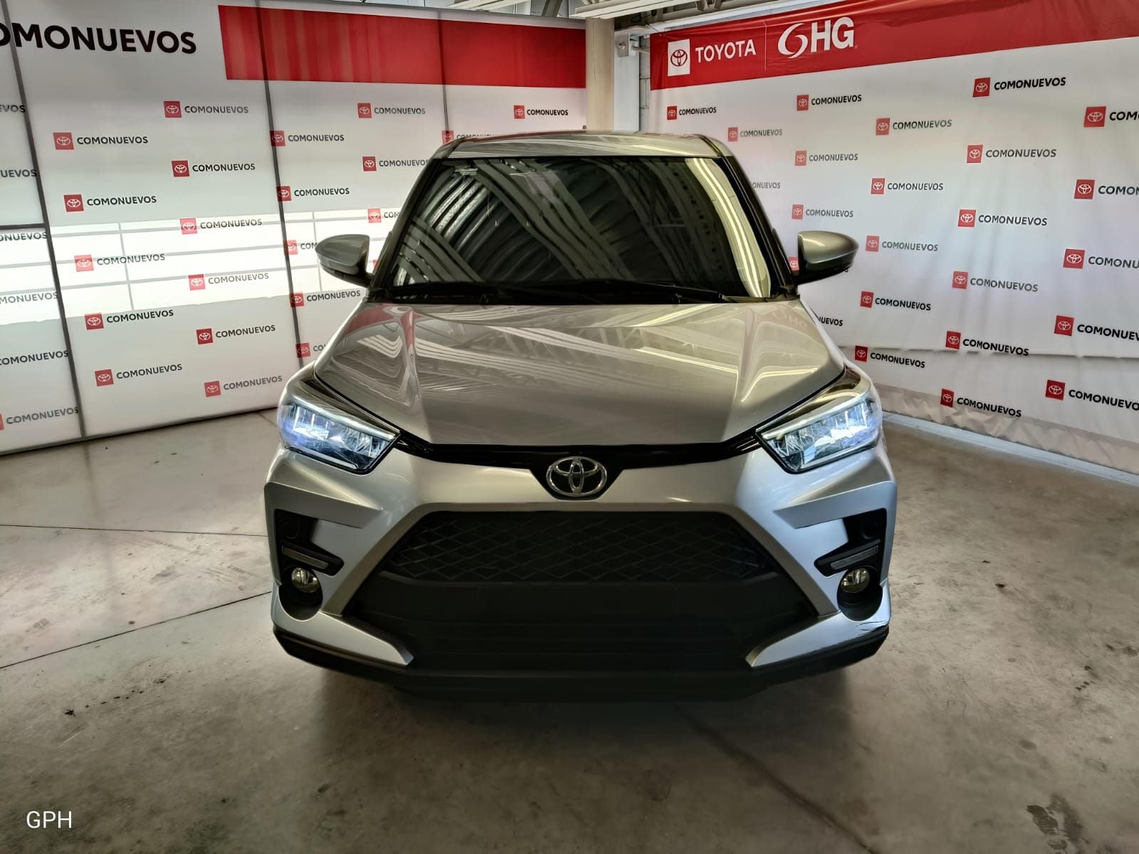 2024 Toyota Raize 1.0 Xle Cvt At in Plateado — front three-quarter view
